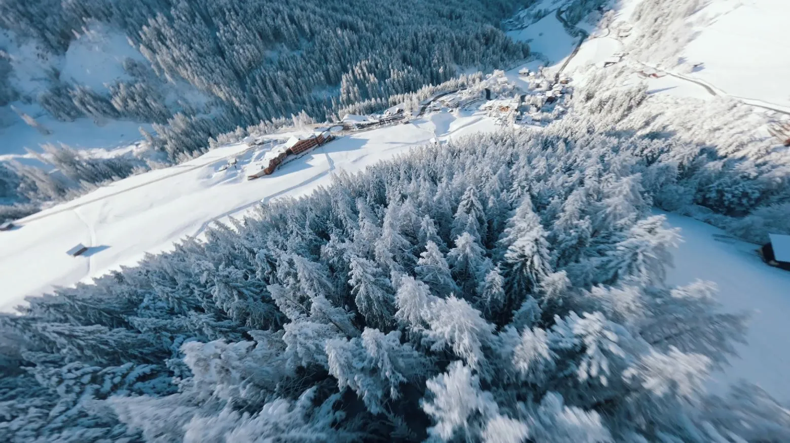 Cyprianerhof in verschneiter Winterlandschaft mit Blick ins Tal